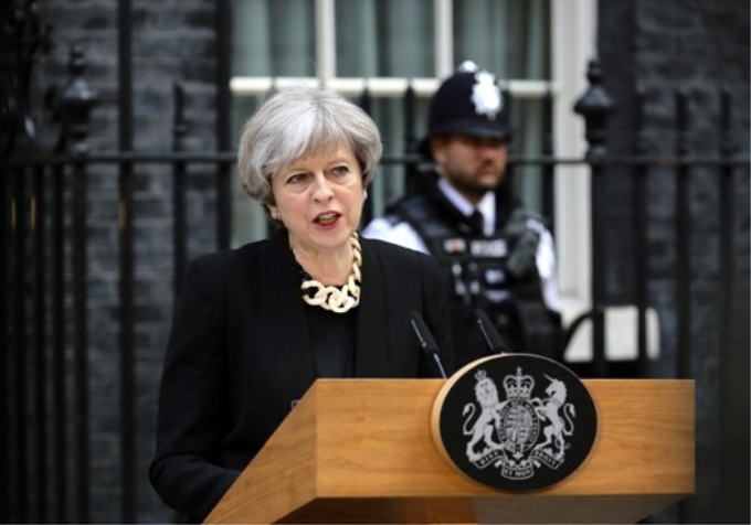 Bà Theresa May phát biểu trước cửa tòa nhà số 10 Phố Downing.